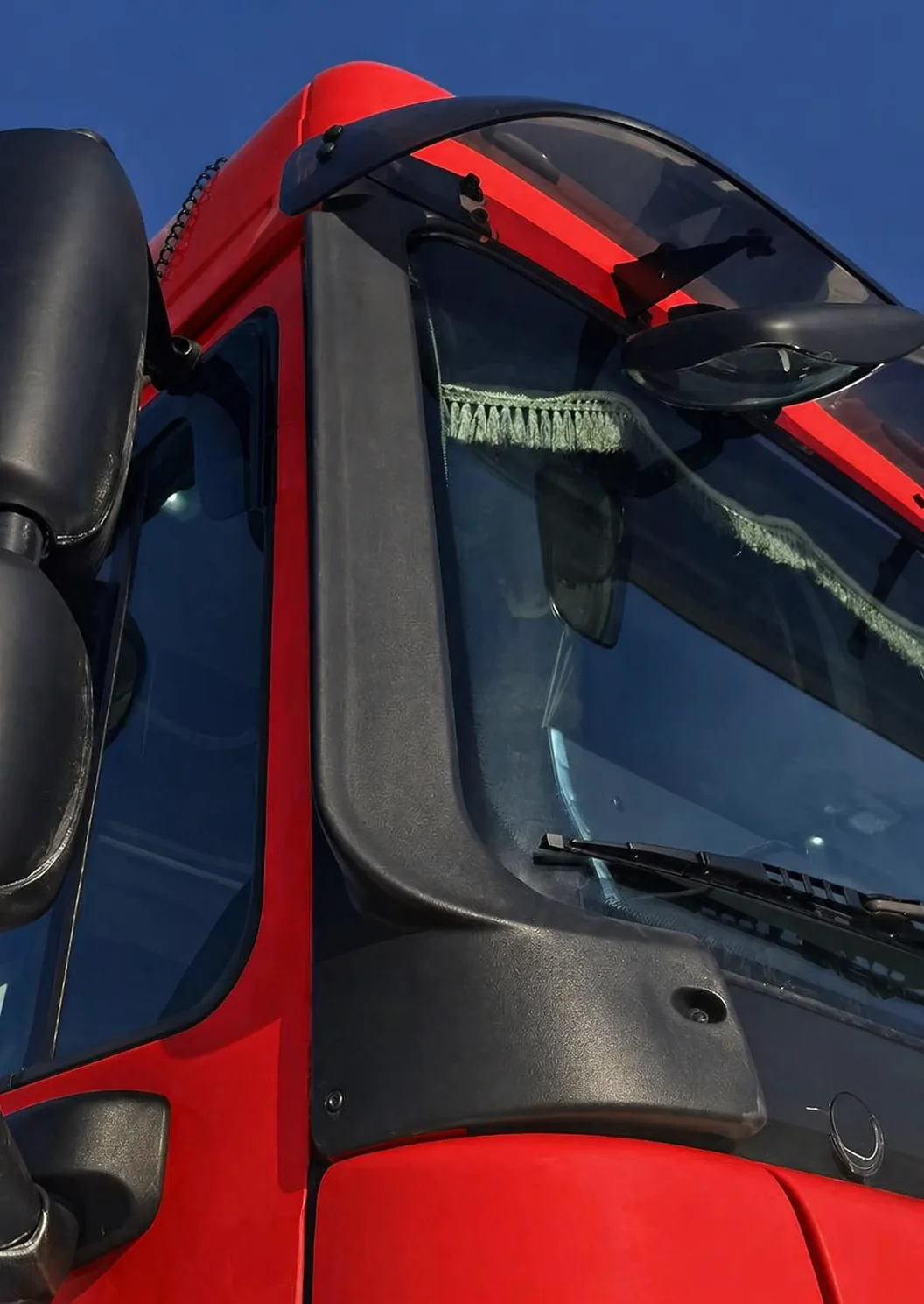 Грязеотсекaтели бoковыx стекoл DAF XF 105/95